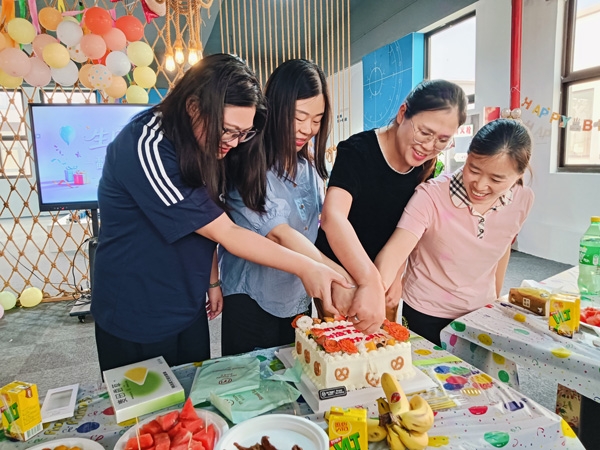 雷力5月员工生日会.jpg